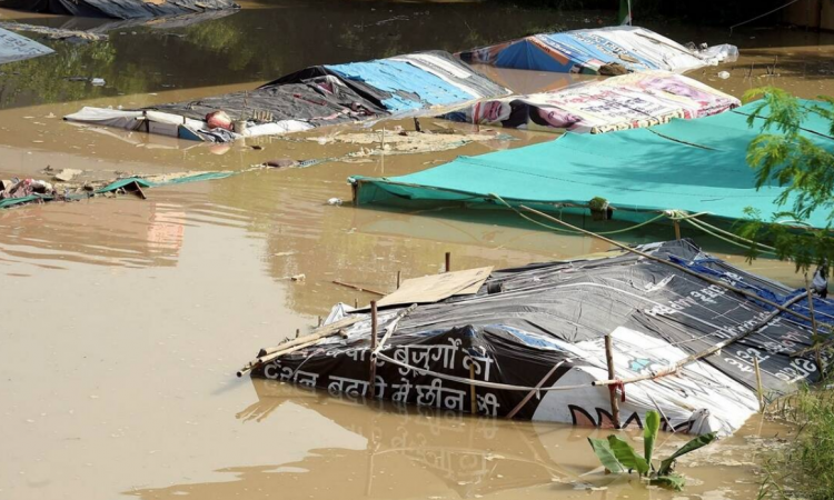 नई दिल्ली, 28 सितंबर, 2022 में यमुना नदी खतरे के निशान से ऊपर बह रही है, निचले इलाके में जलमग्न झोंपड़ी,फोटो साभार-(पीटीआई)