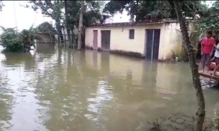 छपरा के सतजोड़ा गांव में घुसा बाढ़ का पानी