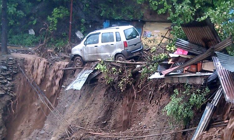 बादल फटने से संकट में टिहरी