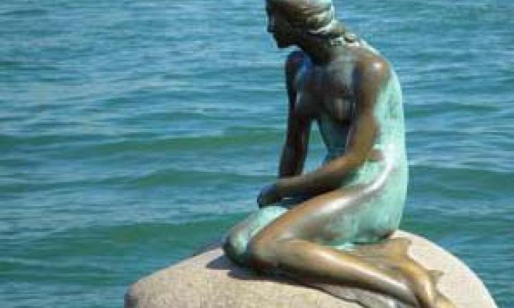 कोपेनहेगन के समुद्र तट पर स्थापित एक कलाकृति