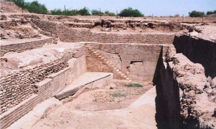 धोलावीरा में परिष्कृत जलाशय, प्राचीन सिंधु घाटी सभ्यता में हाइड्रोलिक सीवेज सिस्टम्स का प्रमाण। (स्रोत:विकीपीडिया)