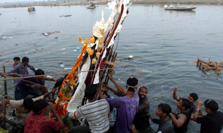 मुर्तियों के विसर्जन से फैलता प्रदूषण