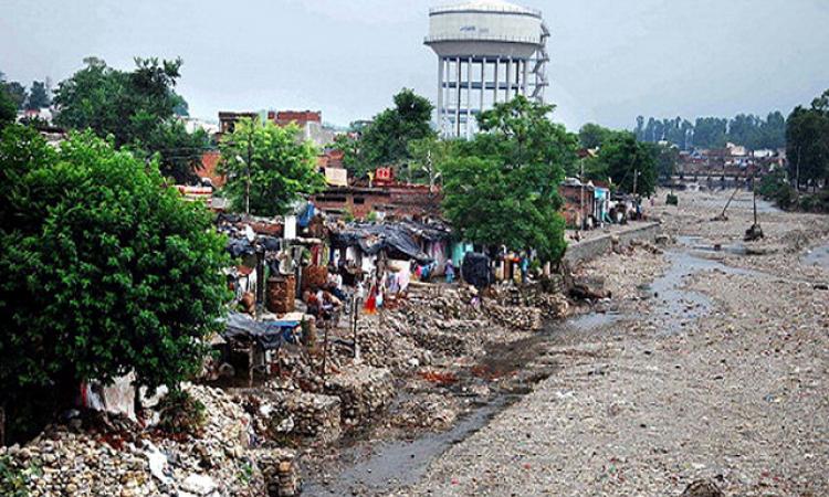 रिस्पना नदी के किनारे बसी अवैध कॉलोनियाँ (फोटो साभार: हिन्दुस्तान टाइम्स)
