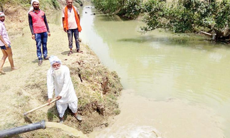 बुन्देलखण्ड के बलवीर ने सूखी नदी को किया लबालब।