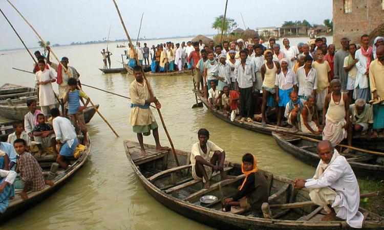 बिहार में बाढ़ से बेघर लोग