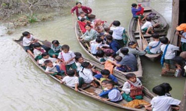 बाढ़ की वजह से नाव पर स्कूल जाते बच्चे