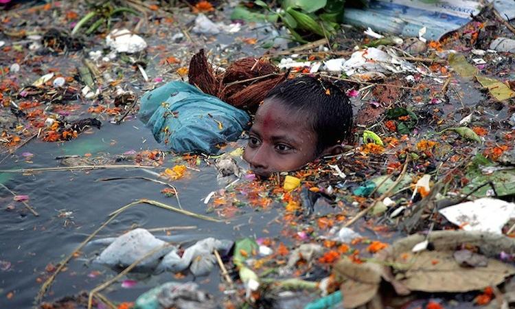 गंदगी की मार झेल रही पतितपावनी गंगा।