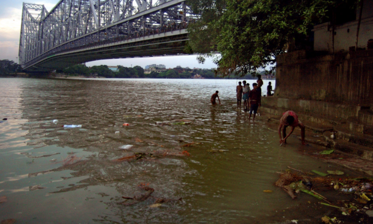 गंगा नदी में फैला कचरा