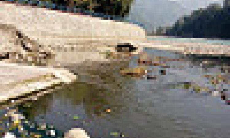 ऋषिकेश में गंगा नदी में गिरता नाला