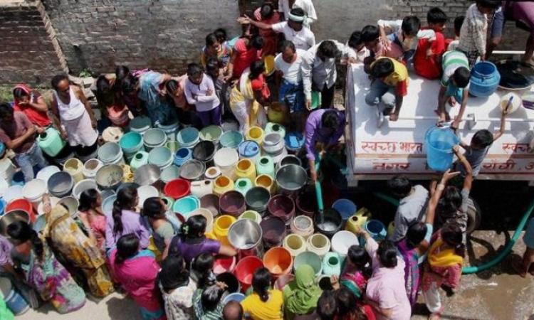 पानी भरने के लिए टैंकर के सामने लगी लोगों की भीड़।