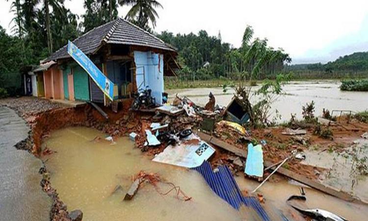 बाढ़ के कारण केरल को भारी क्षति हुई है