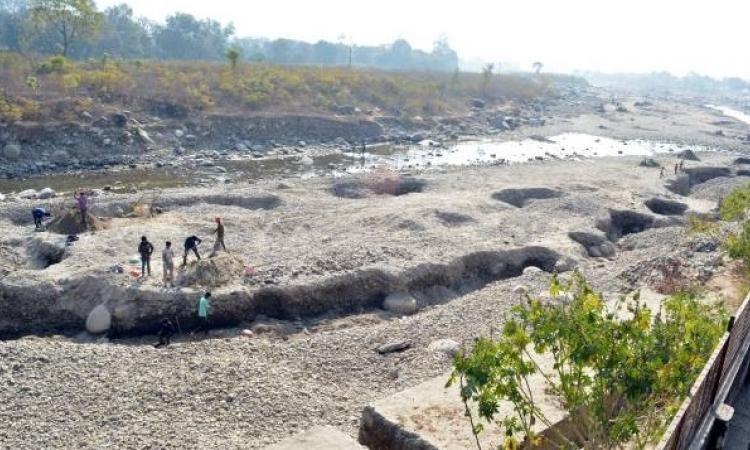 पूरी तरह सूखने की कगार पर कोटद्वार की कोह नदी