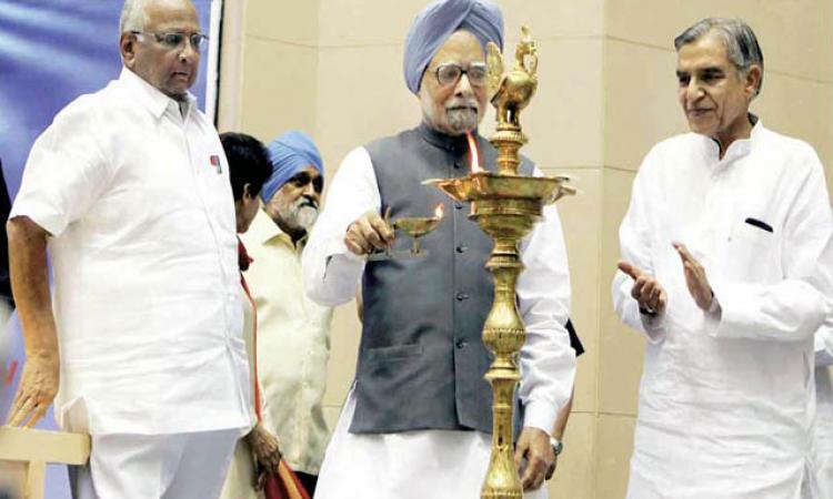 भारतीय जल सप्ताह के उद्घाटन समारोह के मौके पर मंगलवार को दीप प्रज्जवलित करते प्रधानमंत्री मनमोहन सिंह