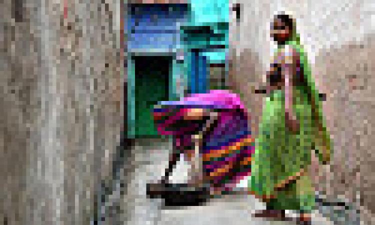 राजस्थान के बेहनारा गाँव में सूखा शौचालय साफ करती मुन्नी