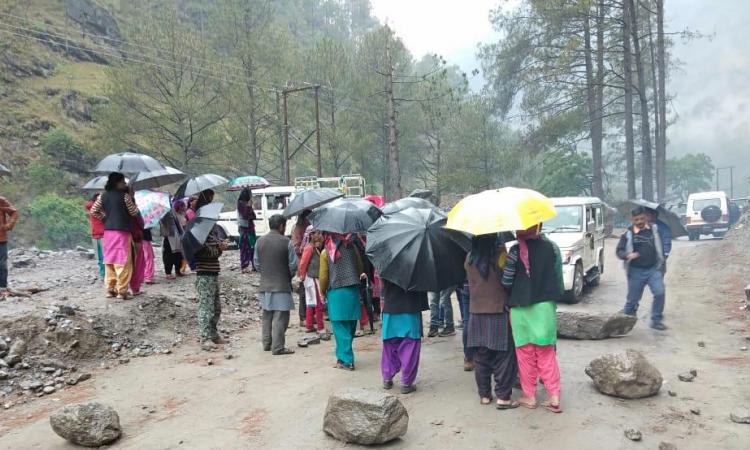 नैटवाड़ और बनोल के परियोजना प्रभावित लोग सड़क पर विरोध जताने उतरे