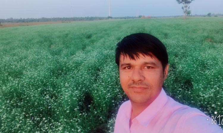 राजस्थान में एलोवेरा की खेती के बीच राकेश चौधरी।