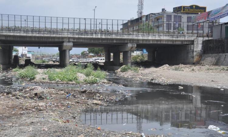 सीवर और उद्योगों की गंदगी रिस्पना नदी को कर रही प्रदूषित।