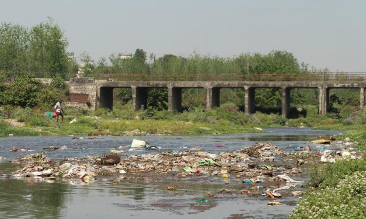 देहरादून की नदियां जहर बन चुकी हैं।