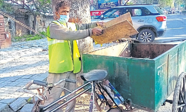 सफाई के सिपाही कोरोना से लड़ रहे सीधी जंग