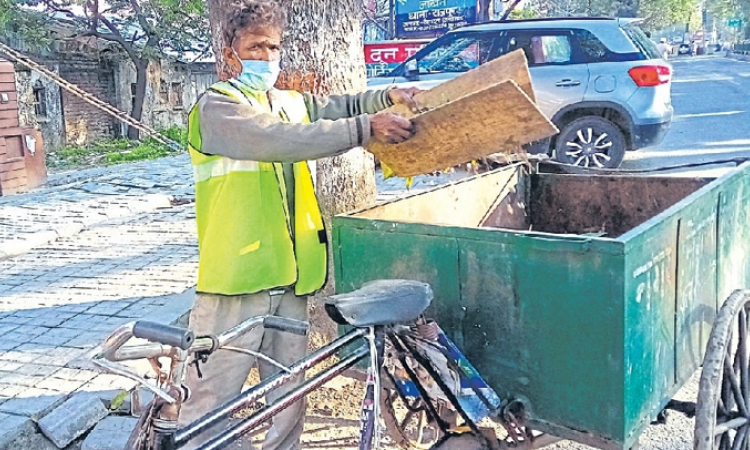 सफाई के सिपाही कोरोना से लड़ रहे सीधी जंग