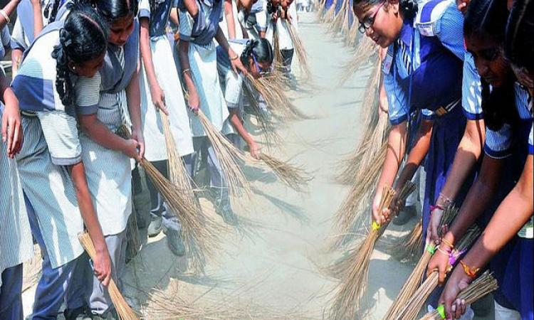 स्कूल में शौचालय बनेंगे