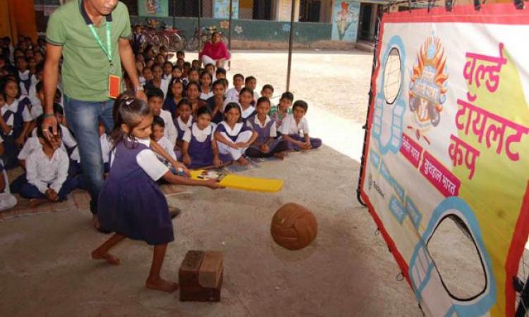 स्कूलों में बच्चों को खुले में शौच से होने वाली जानलेवा बीमारियों के प्रति जागरूक करते कार्यकर्ता