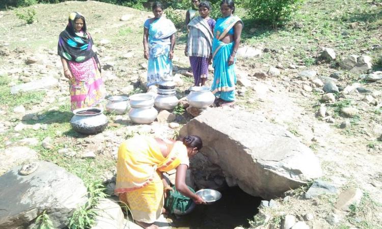 कपड़े से छानकर गंदा पानी पी रहे आदिवासी