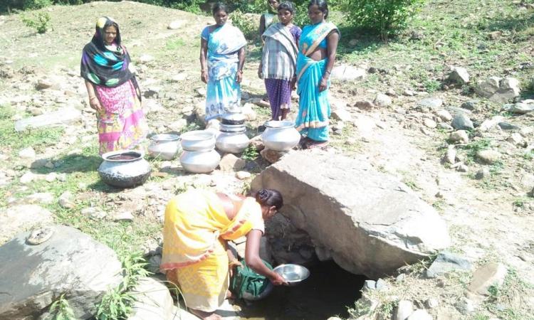 कपड़े से छानकर गंदा पानी पी रहे आदिवासी