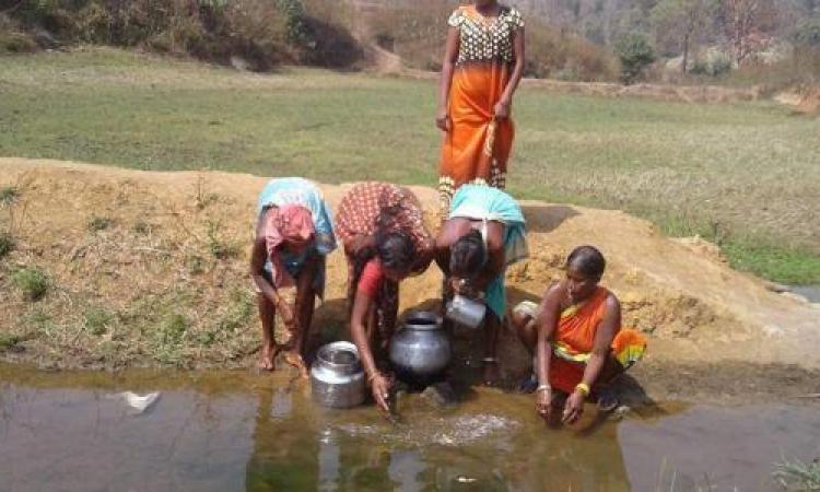 बूंद-बूंद पानी के लिए रातभर जागती हैं महिलाएं
