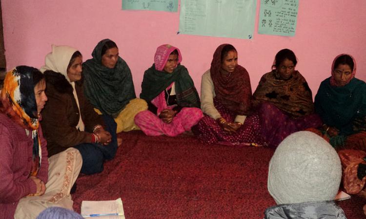 तिलवाड़ी गाँव में औरतों की मीटिंग