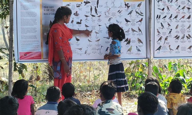 Urmila engaging children on local bird diversity (Image: FES)