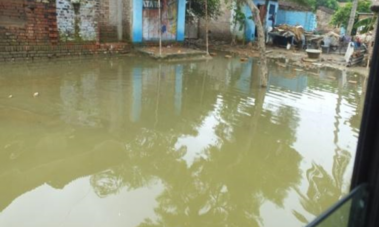 Pahleja Ghat on the Hajipur-Sonepur road submerged in water.