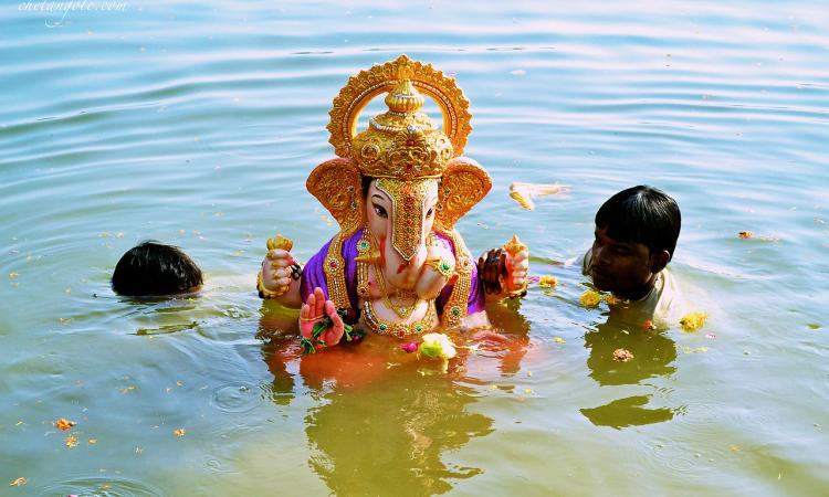 Ganesh Visarjan (Source: Wikimedia commons via Chetan Gole)