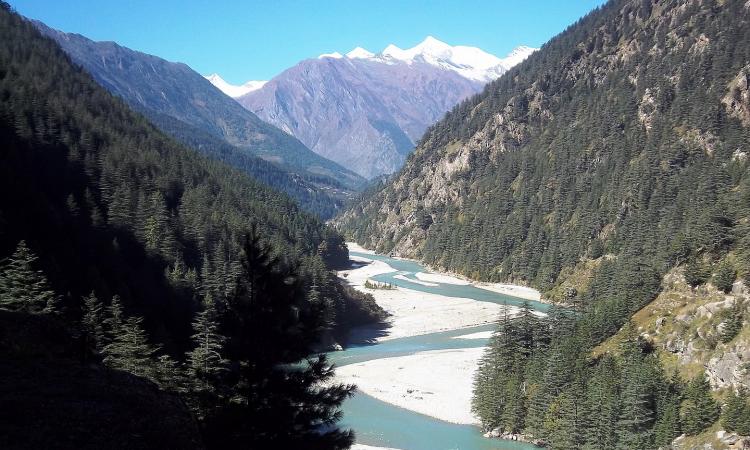 Distant snow clad mountains, the smaller hills and the Ganga river (Image: Srimoyee Banerjee, Wikimedia Commons, CC BY-SA 4.0)