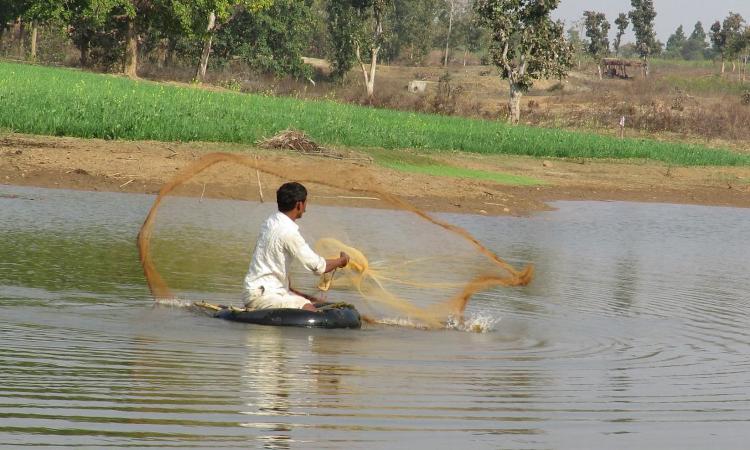 Fishing lines, tyre tubes as floats and make-shift wooden platforms are very commonly used. Source: Shubham Sharma.