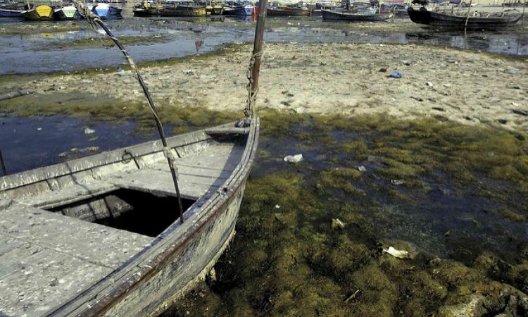 Polythene bags and solid waste left behind the Ganga river in Allahabad. (Source: IWP Flickr Photos)