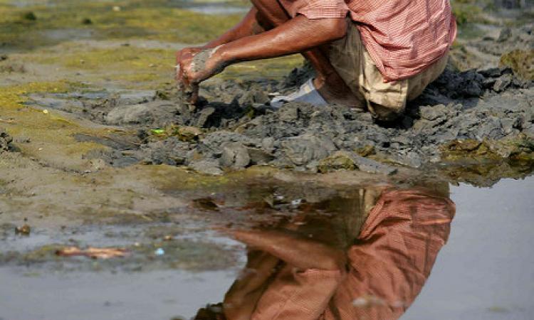Man searched for coins in polluted water of Ganga river at Allahabad (Source: IWP Flickr photos)