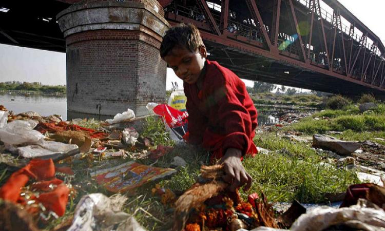 Garbage at the ghat of Yamuna river in Delhi. (Source: IWP Flickr photos)