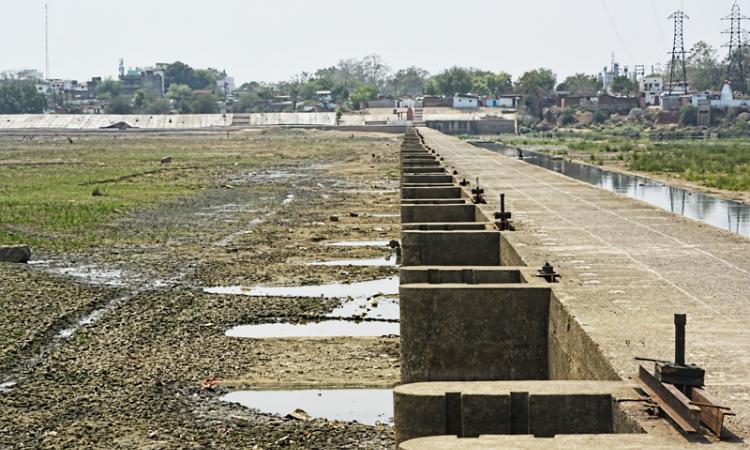 Anicut on the Mahanadi basin at Rajim-Nawapara (Source: India Water Portal)