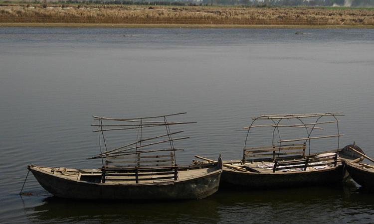 Navigating rivers through simple boats (Source: IWP Flickr Photos)