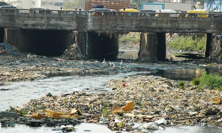 Mumbai's Oshiwara river severely polluted with waste (Source: Wikipedia)