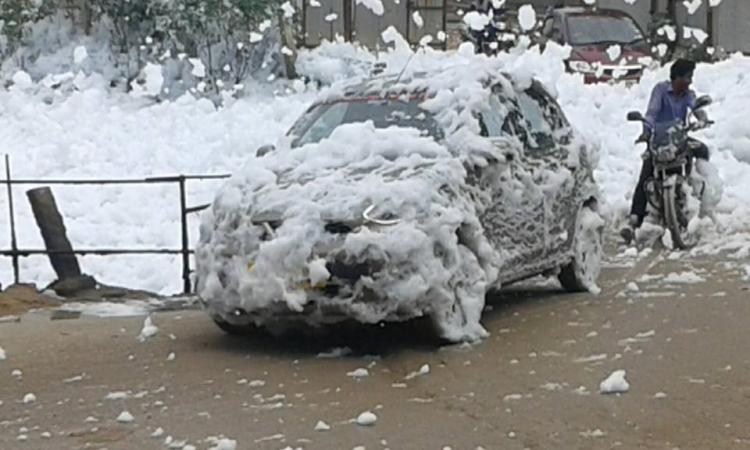 Foam from lake engulfs vehicles in Bangalore. Source: Yoga Priya