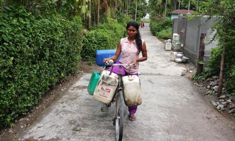 Damini Minj cycles long distance to collect water from Aiba basti. (Pic courtesy: Gurvinder Singh)