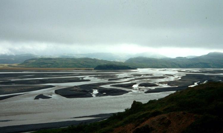 The people living in the Mahanadi delta are forced to cope with frequent disasters, but recent progress in warnings, evacuation and shelters seems to have reduced losses. Urban areas in the delta are expanding and there is rural to urban migration which can be expected to continue. These urban areas will have important implications for the future of the delta. (Image: Helmer, Flickr Commons)