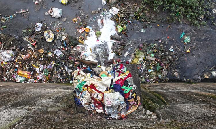 Household waste entering Mithi in the slums of Bhim Nagar