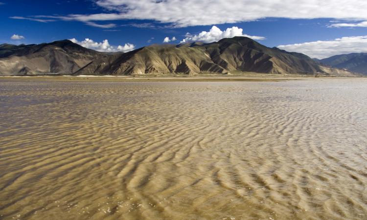 Brahmaputra river in Tibet (Source: Luca Galuzzi via Wikipedia)