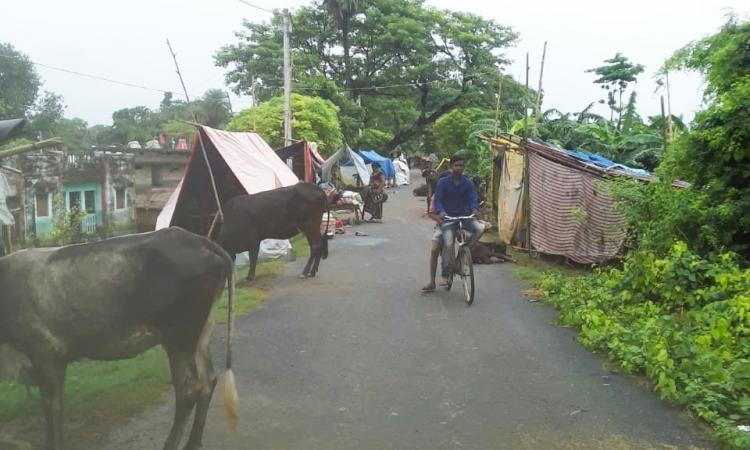 Flood water enters Chanchalia village. (Image source: Umesh Kumar Ray)