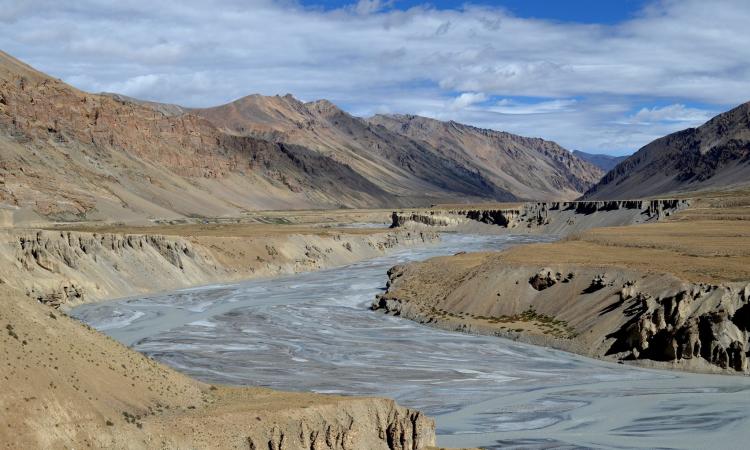 A river becomes a checkerboard of water and silt. (Image: Ashok Boghani, CC BY-NC 2.0, Flickr Commons)