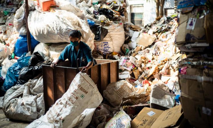 Rag pickers who search for recyclable garbage keep India’s cities cleaner. (Pic courtesy: Paryavaran Mitra)