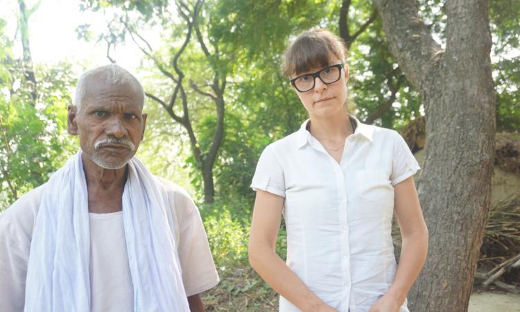 Marta with one of the villagers. (Source: 101Reporters)